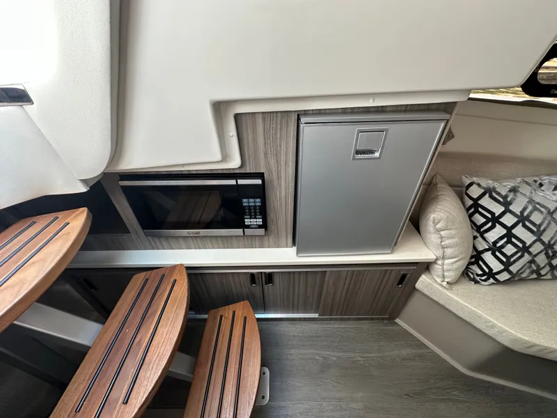 Slide: The Image of Sea Ray Sundancer 320 Outboard 2024 - 31