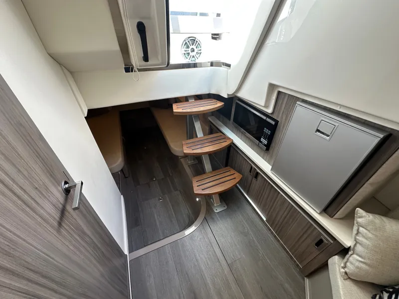 Slide: The Image of Sea Ray Sundancer 320 Outboard 2024 - 32