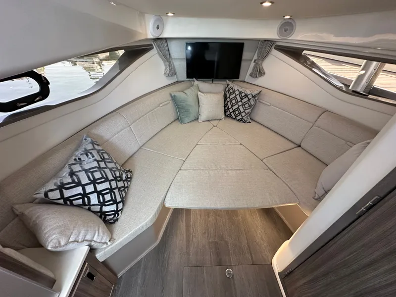 Slide: The Image of Sea Ray Sundancer 320 Outboard 2024 - 33