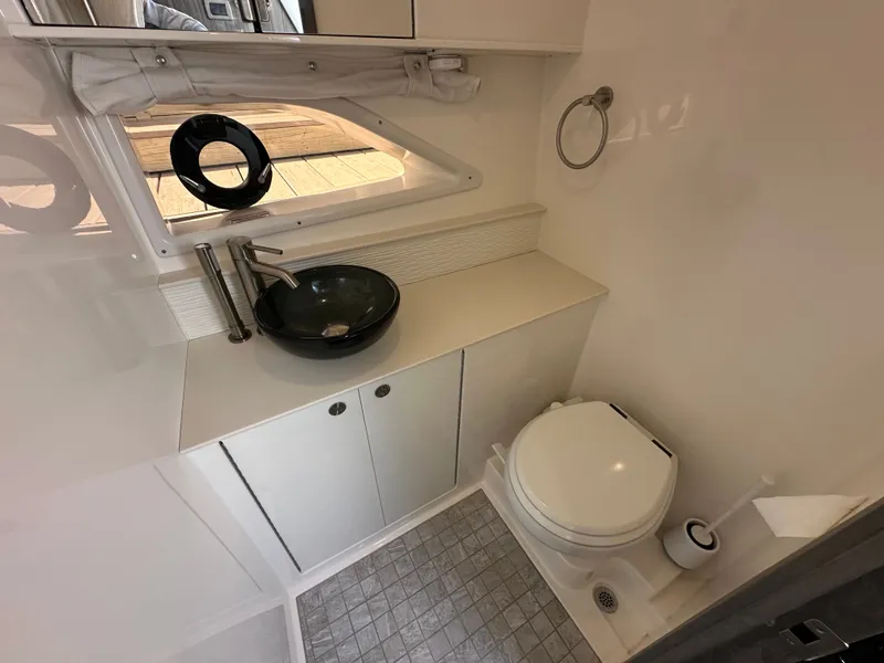 Slide: The Image of Sea Ray Sundancer 320 Outboard 2024 - 35