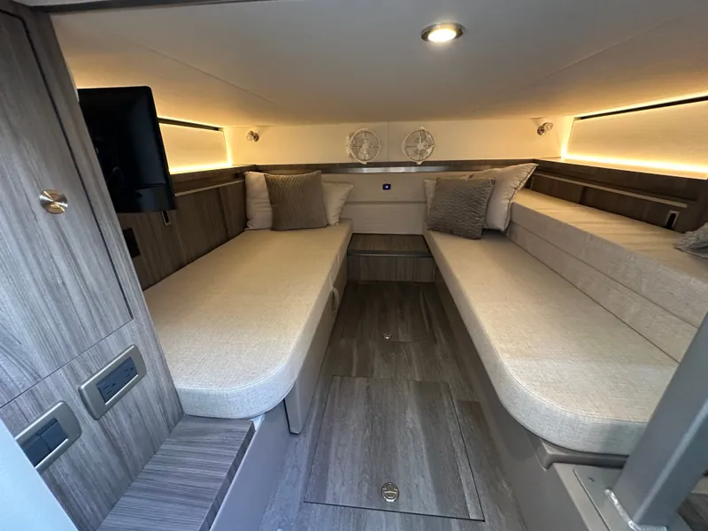 Slide: The Image of Sea Ray Sundancer 320 Outboard 2024 - 36