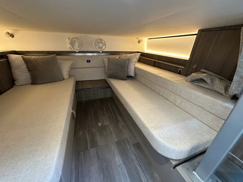 Slide: The Image of Sea Ray Sundancer 320 Outboard 2024 - 38