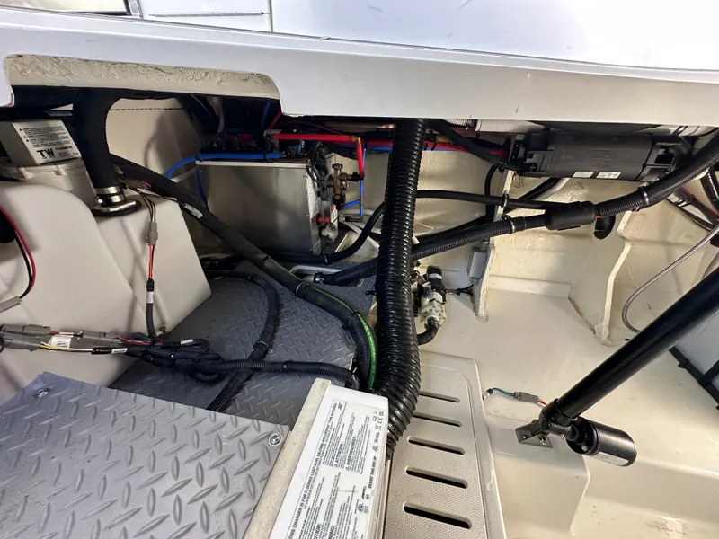 Slide: The Image of Sea Ray Sundancer 320 Outboard 2024 - 43
