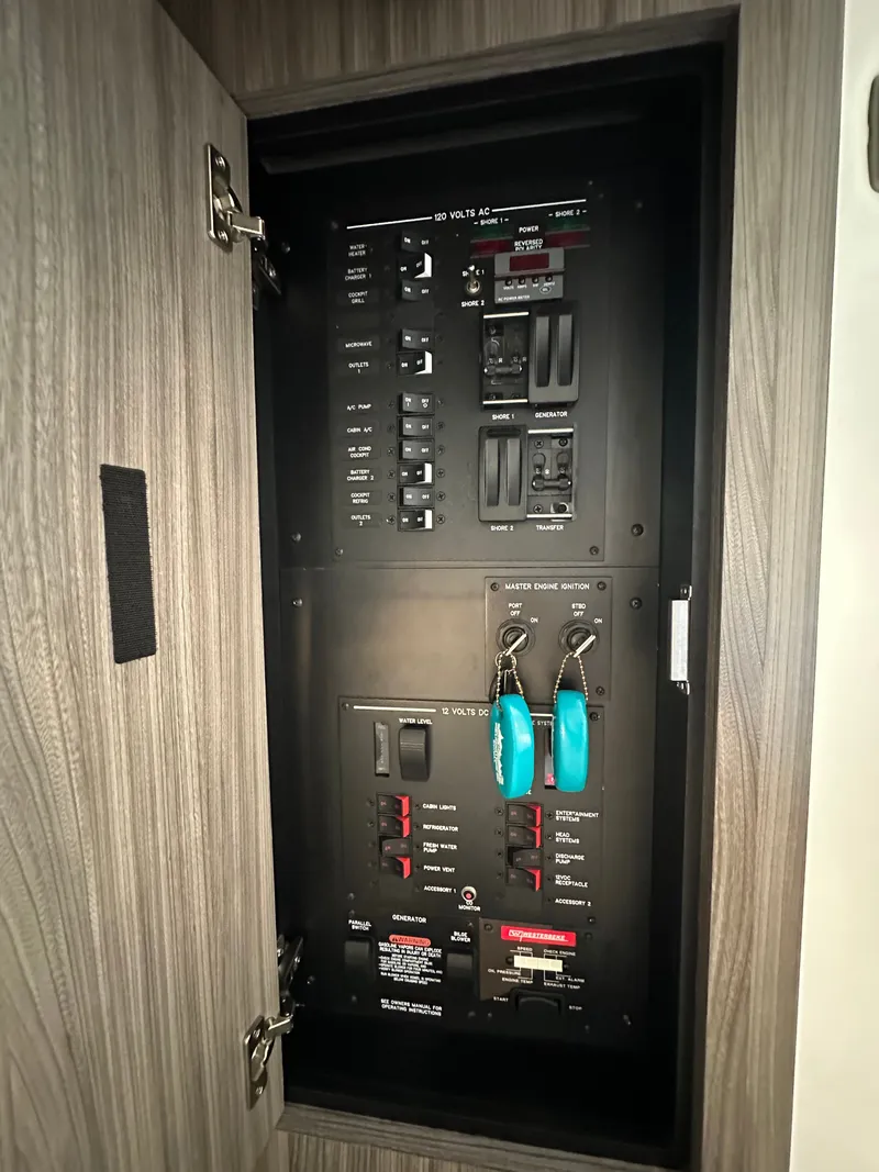 Slide: The Image of Sea Ray Sundancer 320 Outboard 2024 - 44