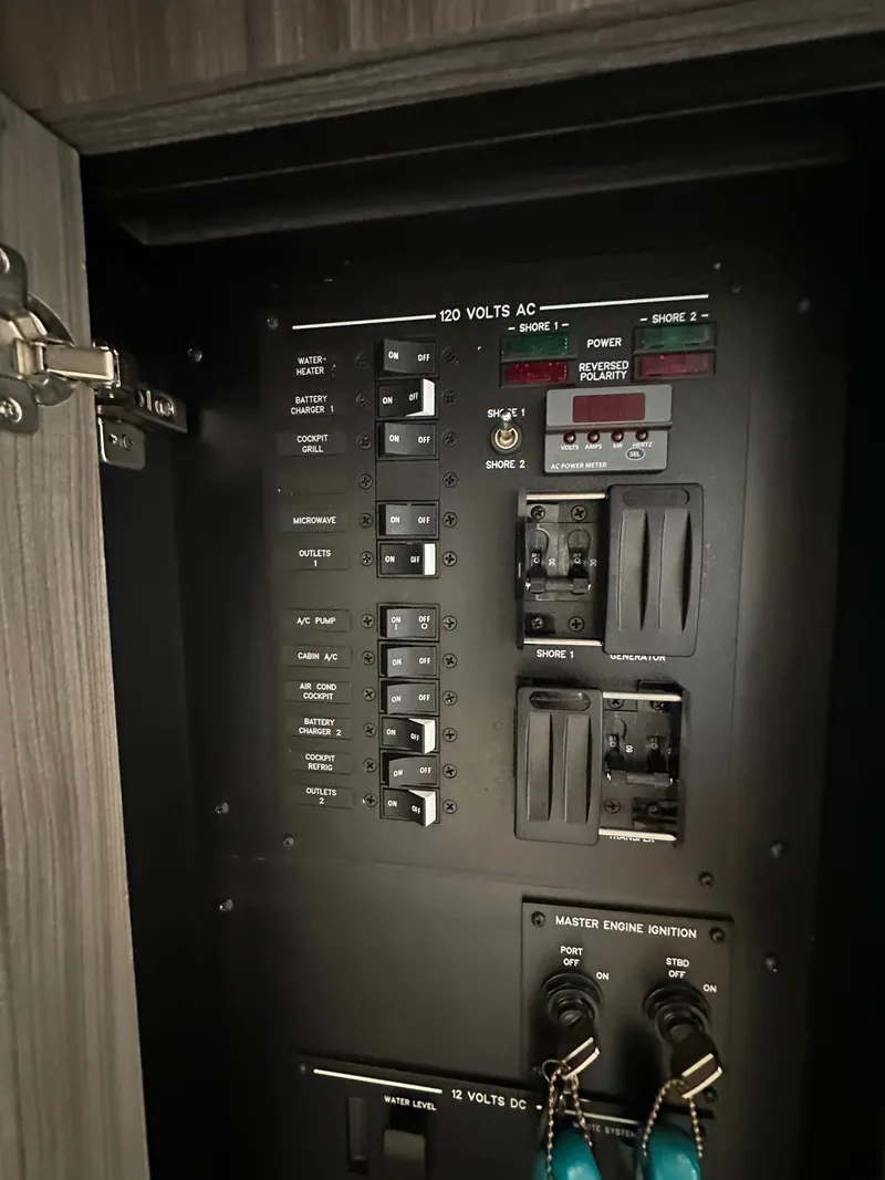 Slide: The Image of Sea Ray Sundancer 320 Outboard 2024 - 46