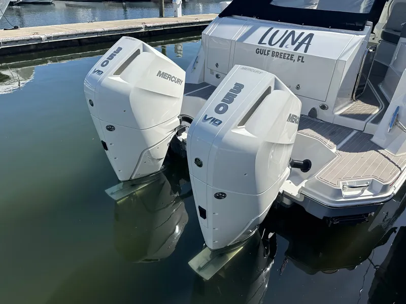 Slide: The Image of Sea Ray Sundancer 320 Outboard 2024 - 7