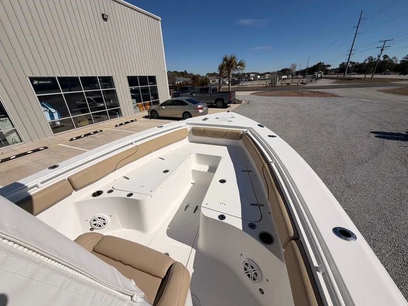 Slide: The Image of Interior view of a 2016 Sea Hunt Gamefish 27 boat. - 10