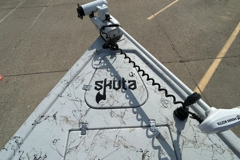 Slide: The Image of Bow of 2026 Skuta 24 Vista boat with Minn Kota trolling motor. - 16
