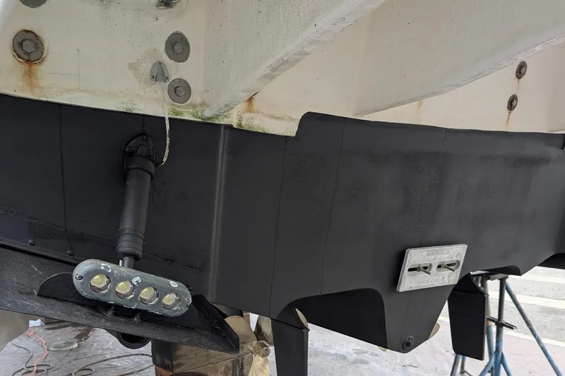 Slide: The Image of 2006 Sea Ray Sundancer 320 boat hull with underwater lights and trim tabs. - 61