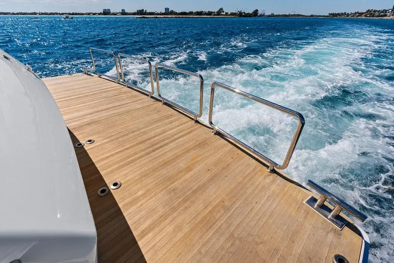 Slide: The Image of Luxury yacht Horizon RP 110, 2014 model, cruising on vibrant blue ocean waters. - 40