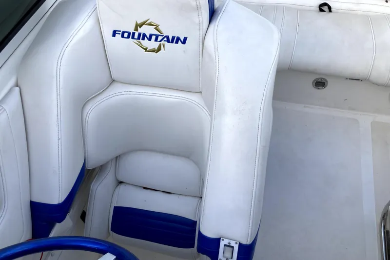 Slide: The Image of White and blue seating in a 2003 Fountain 27 Fever boat. - 10