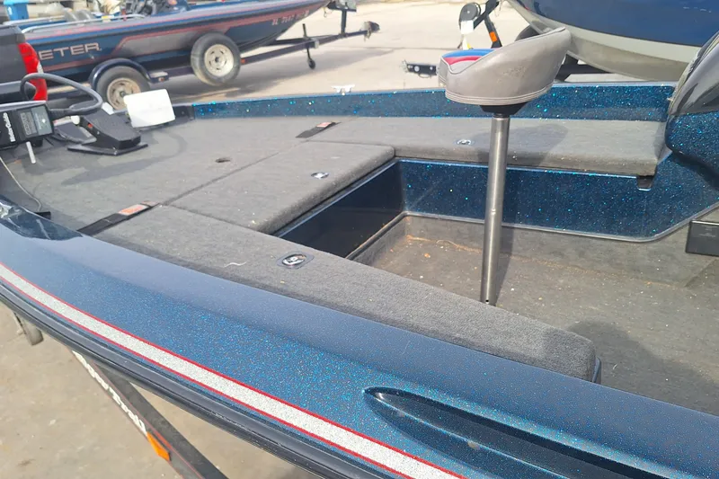 Slide: The Image of 1994 Ranger 481VS boat interior with seating and storage compartments. - 6