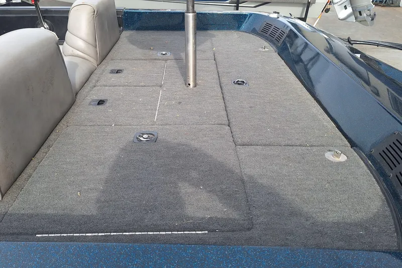 Slide: The Image of 1994 Ranger 481VS boat interior with gray carpeted deck and seating. - 8