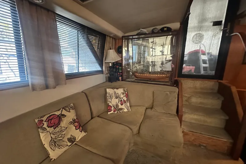 Slide: The Image of Interior of 1991 Carver Californian 48 yacht with cozy seating and decorative pillows. - 31