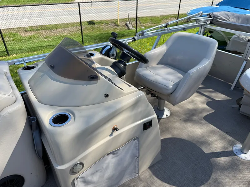 Slide: The Image of Interior view of a 2014 JC MFG SPIRIT 223TT FISH boat. - 15