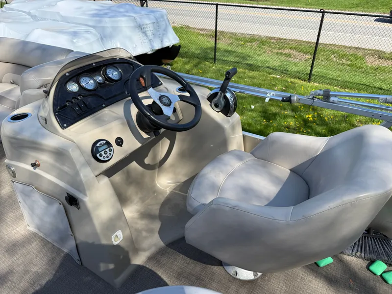 Slide: The Image of Cockpit of a 2014 JC MFG SPIRIT 223TT FISH boat. - 18