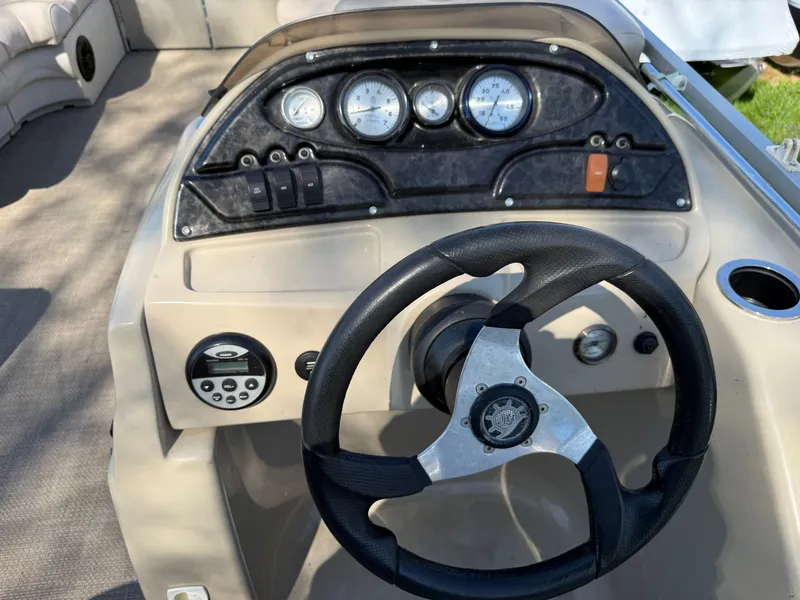 Slide: The Image of Dashboard of a 2014 JC MFG SPIRIT 223TT FISH boat. - 19