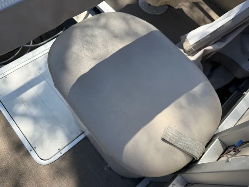 Slide: The Image of Seat on a 2014 JC MFG SPIRIT 223TT FISH boat. - 24