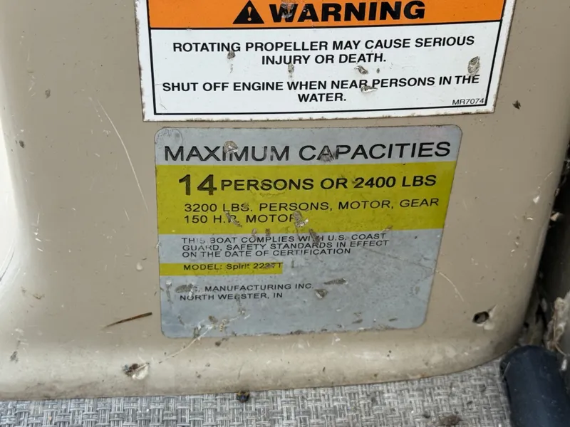 Slide: The Image of Warning label on a 2014 JC MFG SPIRIT 223TT FISH boat. - 30