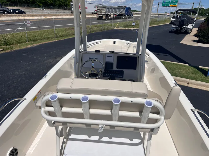 Slide: The Image of Boston Whaler 250 Dauntless 2026 - 13
