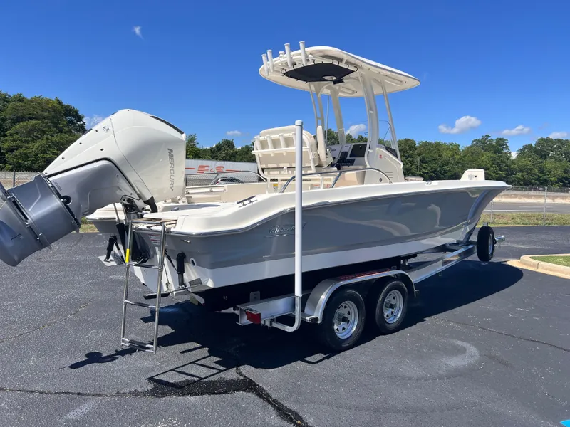 Slide: The Image of Boston Whaler 250 Dauntless 2026 - 17