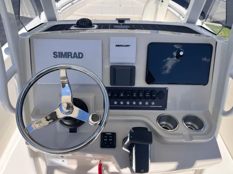 Slide: The Image of Boston Whaler 250 Dauntless 2026 - 9