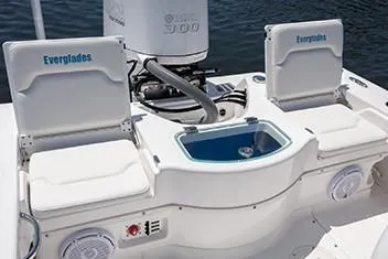 Slide: The Image of Manufacturer Provided Image: 2020 Everglades 243 Center Console boat with seating and livewell. - 12