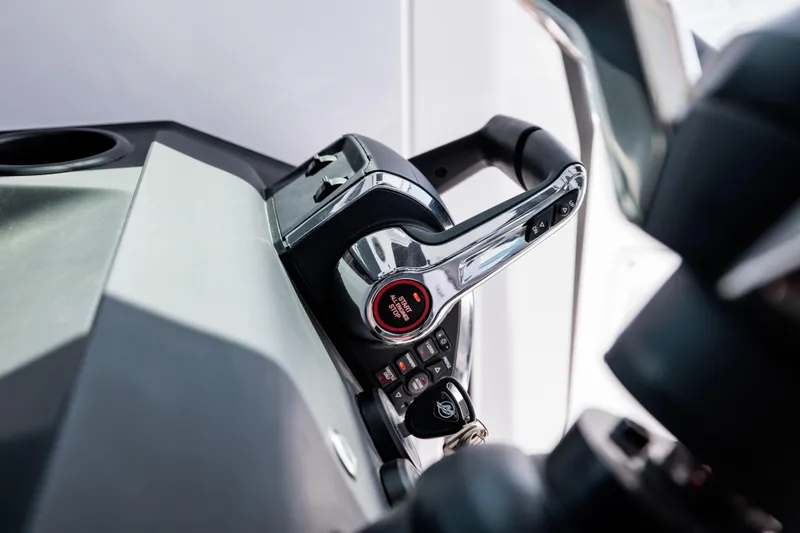 Slide: The Image of 2026 Axopar 29 CCX boat throttle control with start/stop button and key. - 18