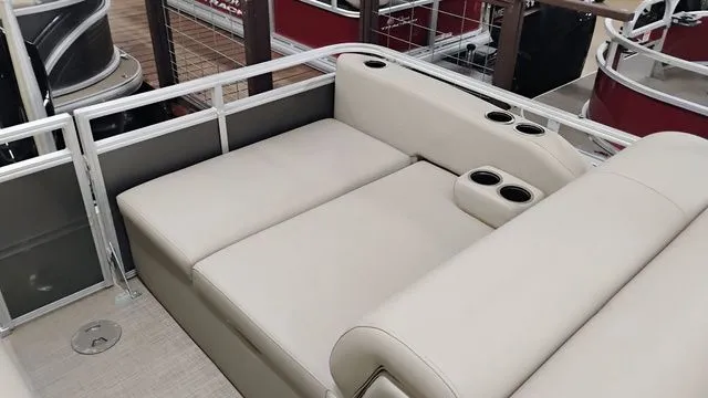 Slide: The Image of Sun Tracker Party Barge 22 RF XP3 2025 - 20