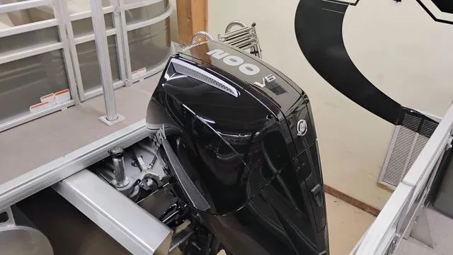 Slide: The Image of Sun Tracker Party Barge 22 RF XP3 2025 - 24