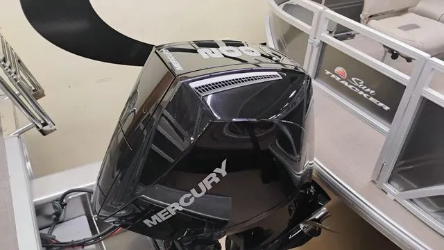 Slide: The Image of Sun Tracker Party Barge 22 RF XP3 2025 - 28