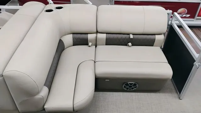 Slide: The Image of Sun Tracker Party Barge 22 RF XP3 2025 - 38