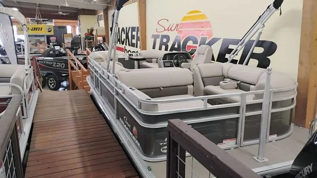 Slide: The Image of Sun Tracker Party Barge 22 RF XP3 2025 - 4