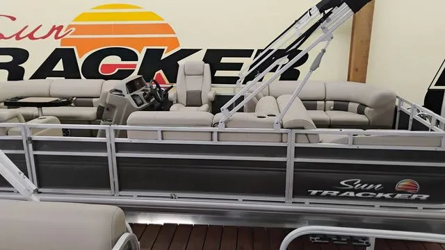 Slide: The Image of Sun Tracker Party Barge 22 RF XP3 2025 - 46