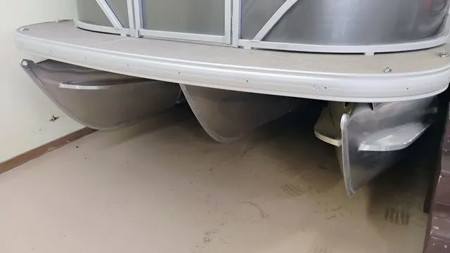 Slide: The Image of Sun Tracker Party Barge 22 RF XP3 2025 - 49