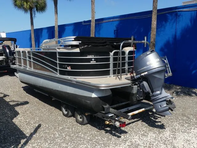 Slide: The Image of Berkshire CTS Series 211RFX 2015 - 6