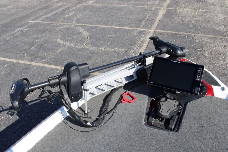 Slide: The Image of 2022 Skeeter ZXR21 boat with trolling motor and fishfinder on deck. - 10