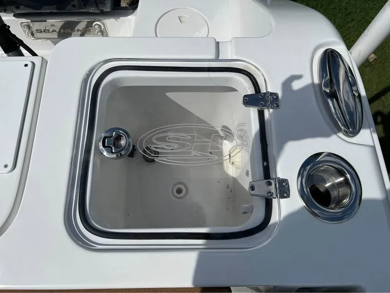 Slide: The Image of 2022 Sea Hunt Gamefish 27 livewell with clear lid and stainless steel fittings. - 14