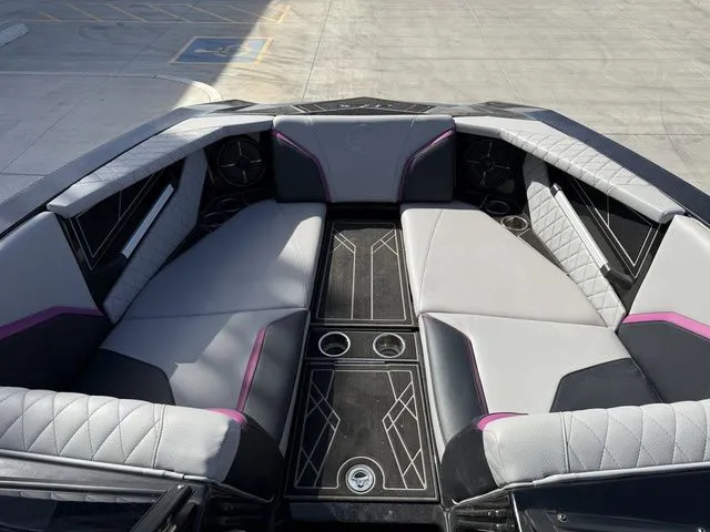 Slide: The Image of Tigé 24RZX 2022 - 12