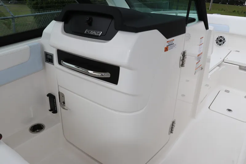 Slide: The Image of 12V power outlet on 2026 Robalo R257 Dual Console boat, max 10A. - 19