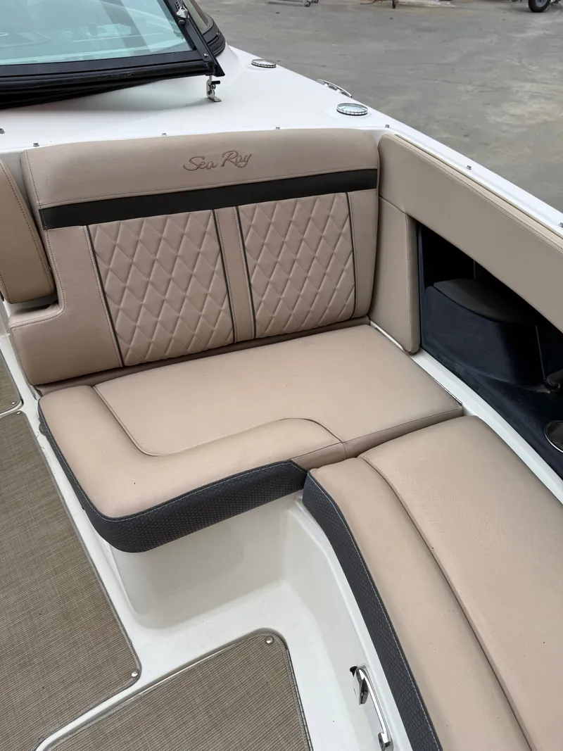 Slide: The Image of Sea Ray SLX 350 Outboard 2018 - 13