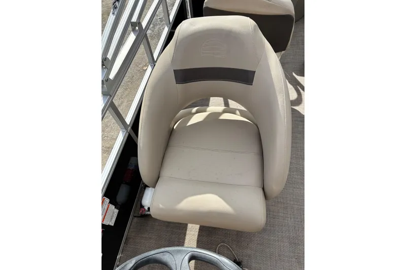 Slide: The Image of Sun Tracker Bass Buggy 18 DLX 2022 boat seat, beige upholstery, top view. - 19