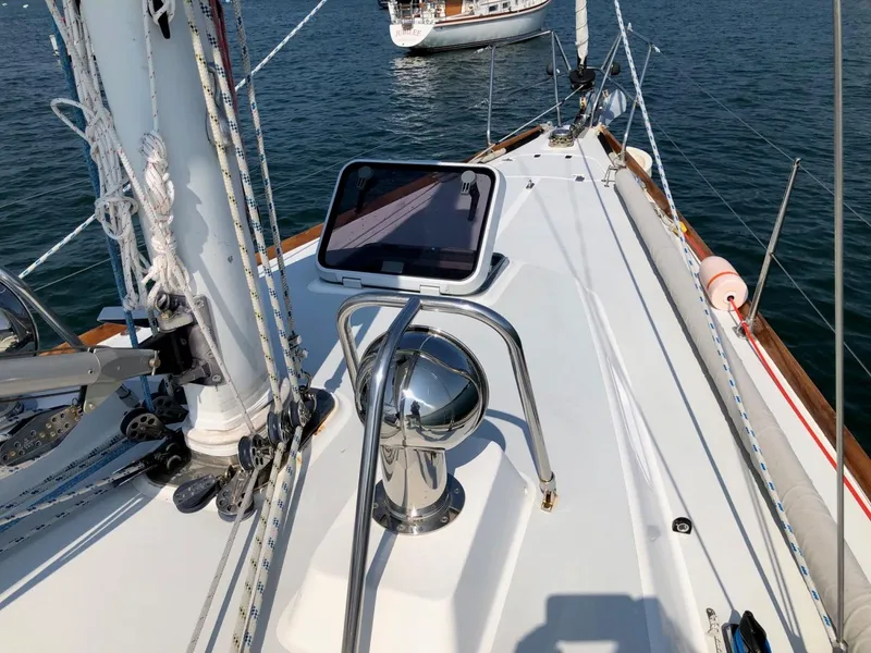 Slide: The Image of Deck of a 1997 J Boats J/42 yacht on the water. - 25