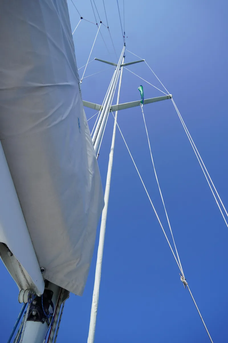 Slide: The Image of Mast of a 1997 J Boats J/42 sailboat against a blue sky. - 32