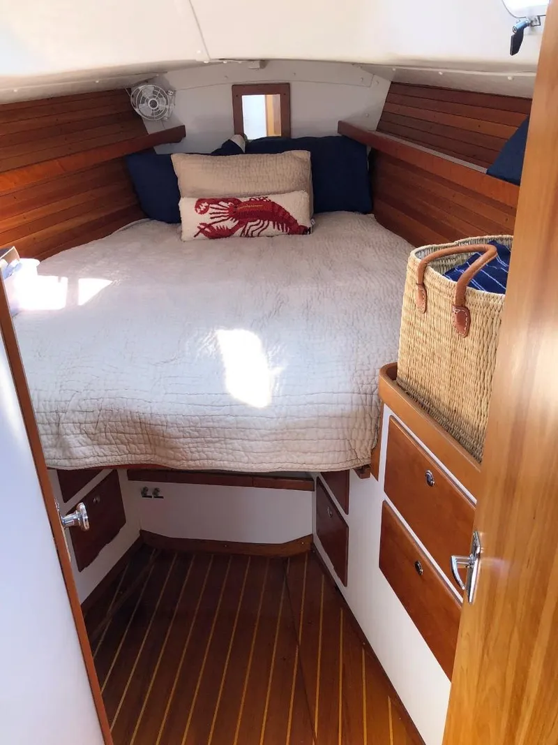 Slide: The Image of Interior of a 1997 J Boats J/42 yacht with cozy bed. - 46