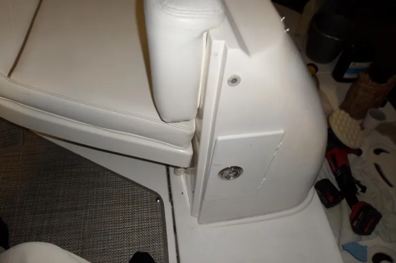 Slide: The Image of White seating area on a 2001 Sea Ray 340 Sundancer boat. - 35