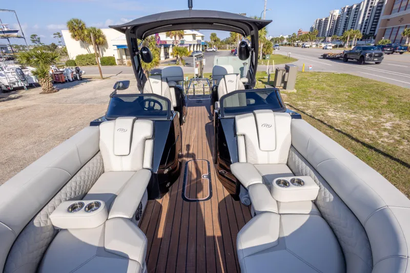 Slide: The Image of 2024 Manitou 25 LX SRW Dual Engine boat with luxurious seating and modern design. - 35