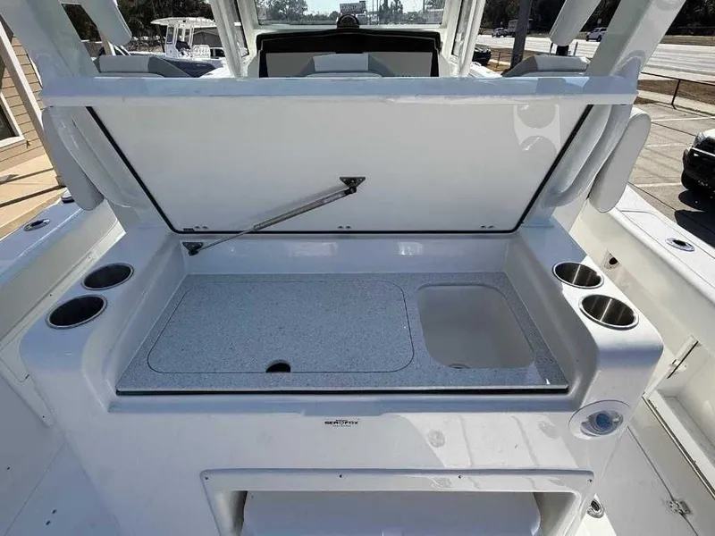 Slide: The Image of Sea Fox 328 Commander 2026 - 7