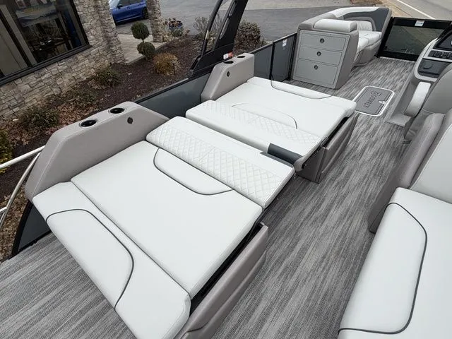 Slide: The Image of Godfrey SW2286DT 2026 - 16