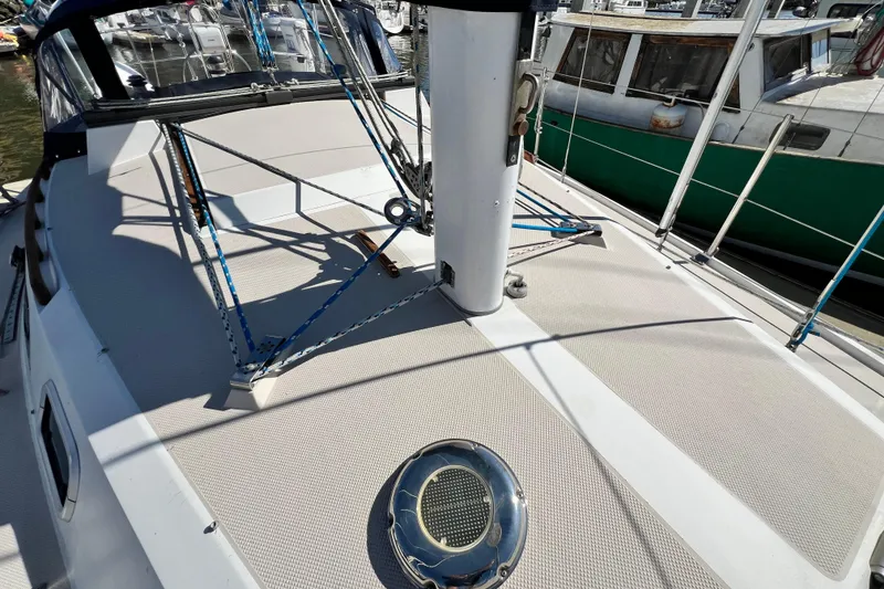 Slide: The Image of 1987 Catalina 30 MkII sailboat deck with rigging and hatch, docked at marina. - 8